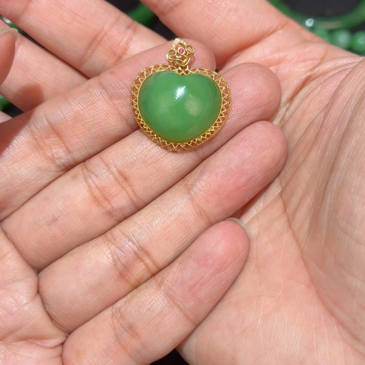 如***醒和田玉（碧玉）18K金镶嵌颈饰