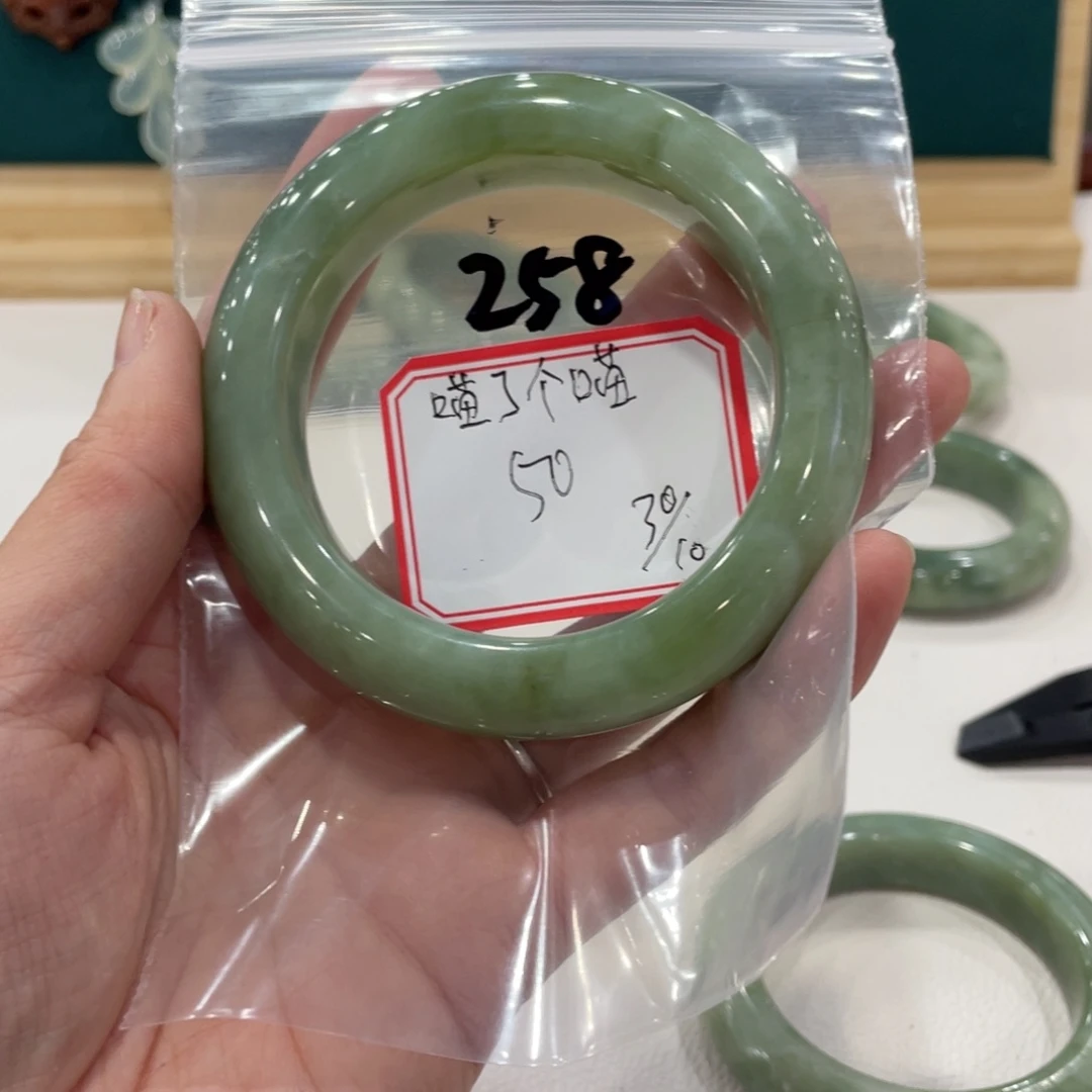 喵***喵蛇纹石玉未镶嵌手镯