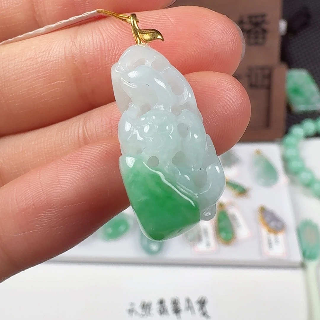 翡翠18K金镶嵌颈饰