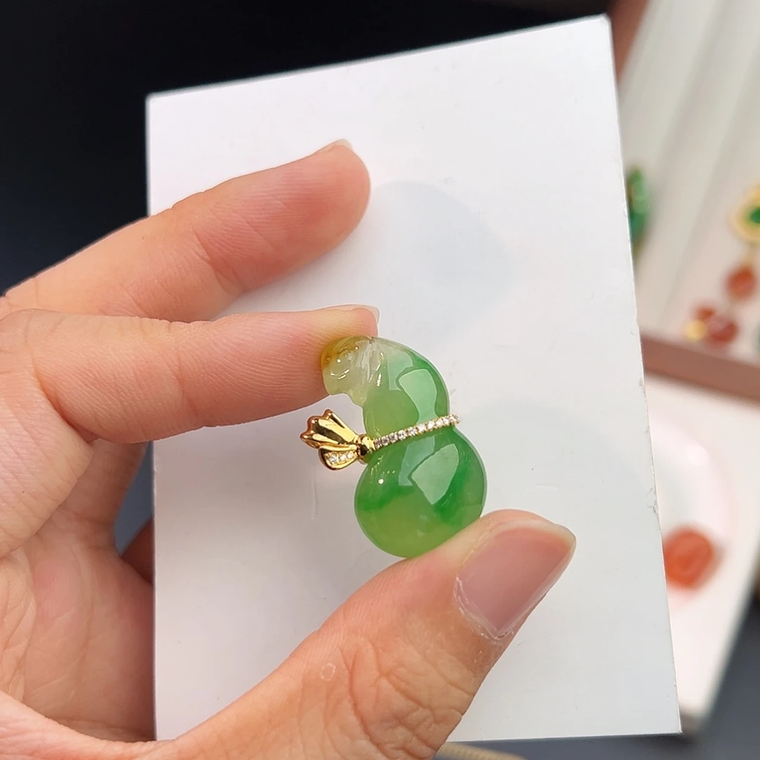 翡翠18K金镶嵌颈饰黄加绿葫芦