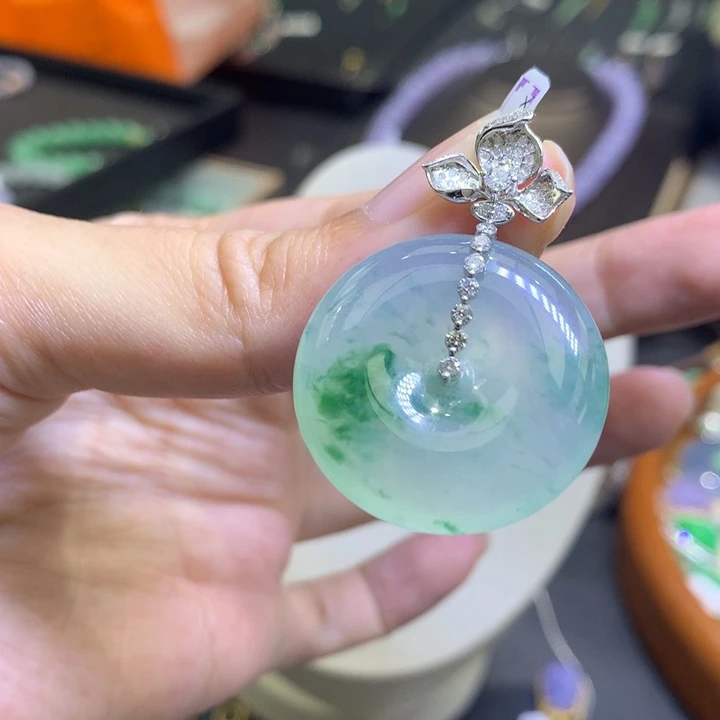 颈饰18K金镶嵌翡翠