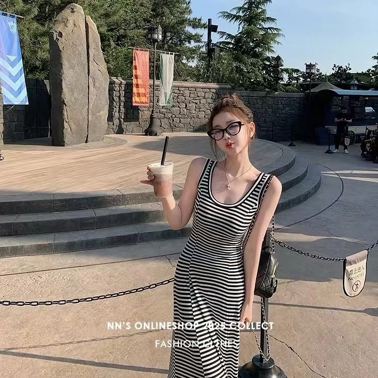 陈佳楠5/28 10点韩女纸片人力荐好穿！懒人条纹镂空背心裙