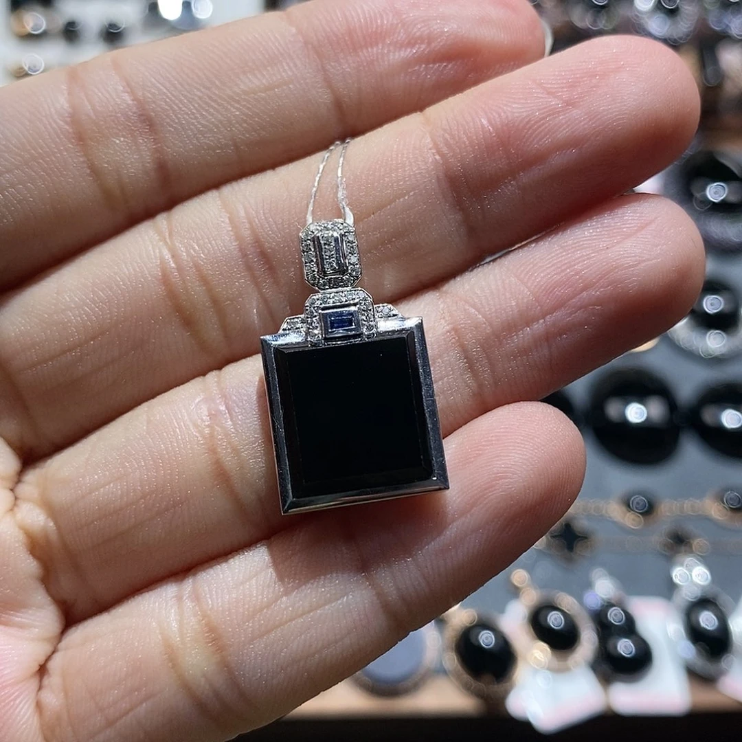 颈饰18K金镶嵌翡翠墨翠