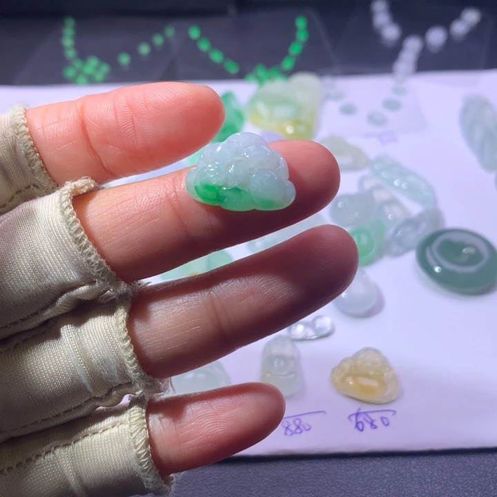 小***洲翡翠未镶嵌耳饰花