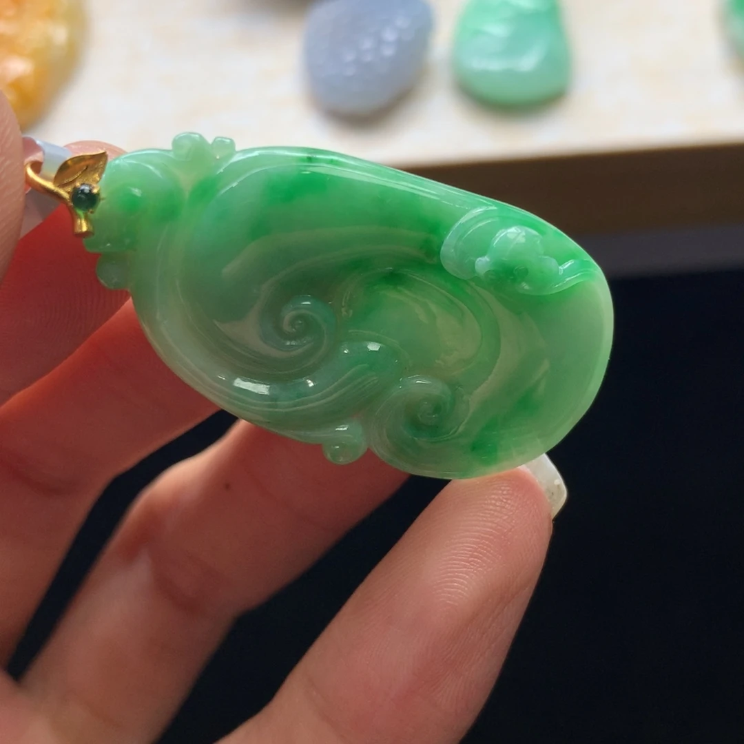 翡翠18K金镶嵌颈饰吊坠