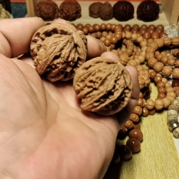 文玩核桃吊坠白狮子