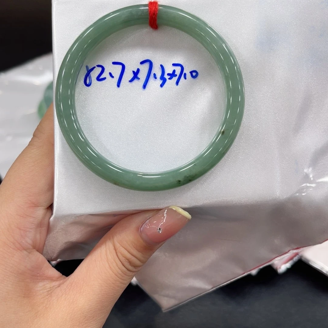 翡翠手镯未镶嵌翡翠