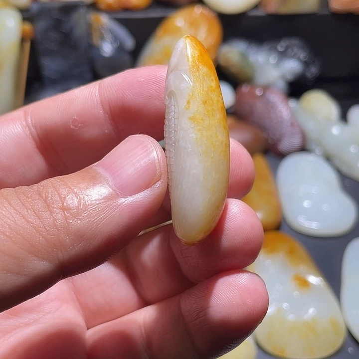 颈饰未镶嵌和田玉（糖玉）