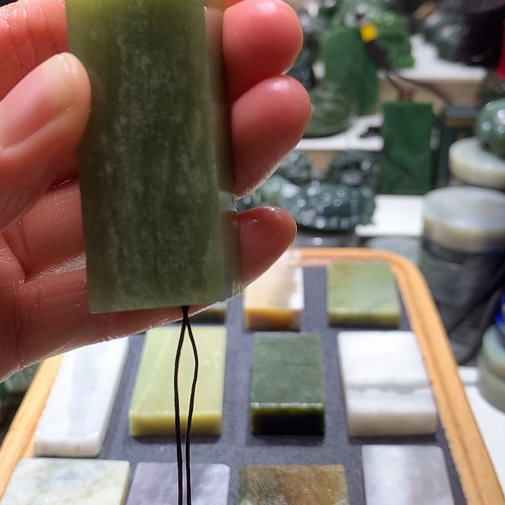 V***e和田玉未镶嵌珠宝半成品