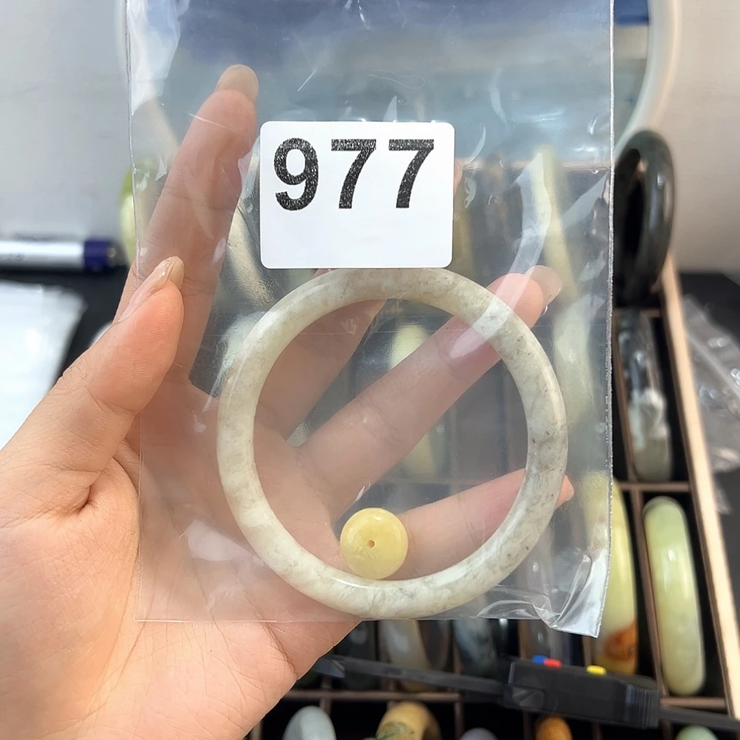 香***精未镶嵌蛇纹石玉颈饰
