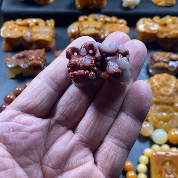 石英质玉（黄龙玉）未镶嵌颈饰