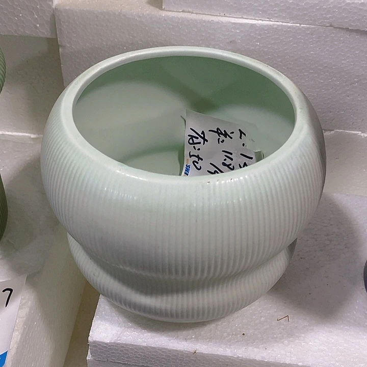 摆件多肉瑕疵盆有孔。