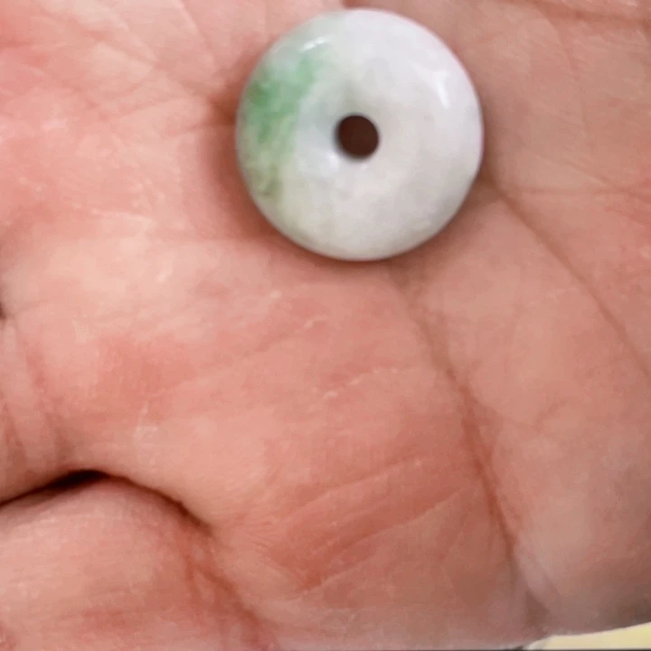 翡翠未镶嵌颈饰平安扣