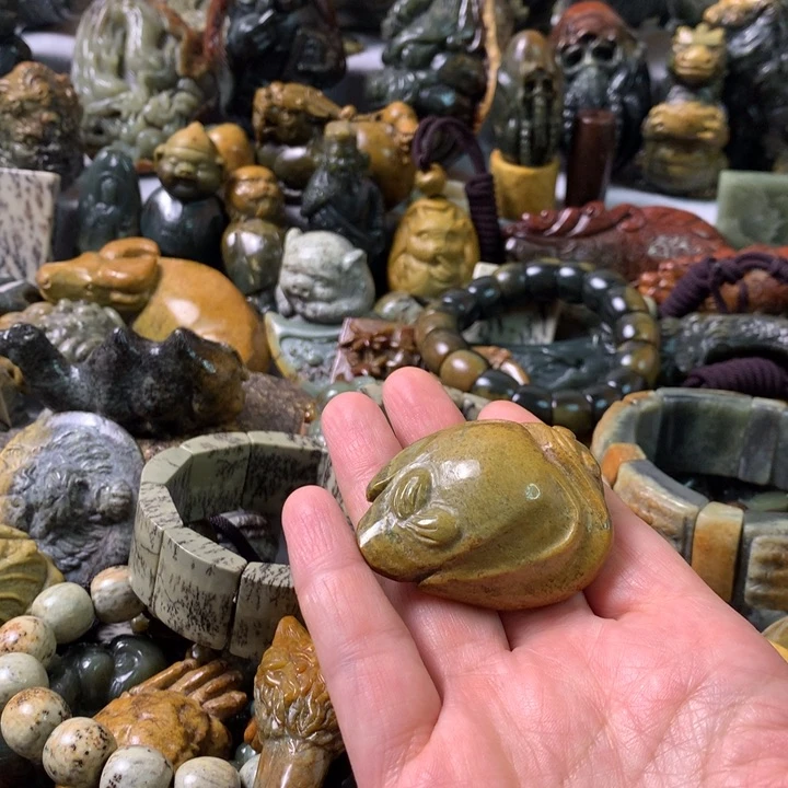 未镶嵌岫岩河磨玉（透闪石质玉）把件