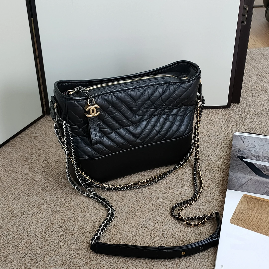 95新 Chanel/香奈儿 Azul-黑色牛皮V纹新中号流浪单肩包 43036
