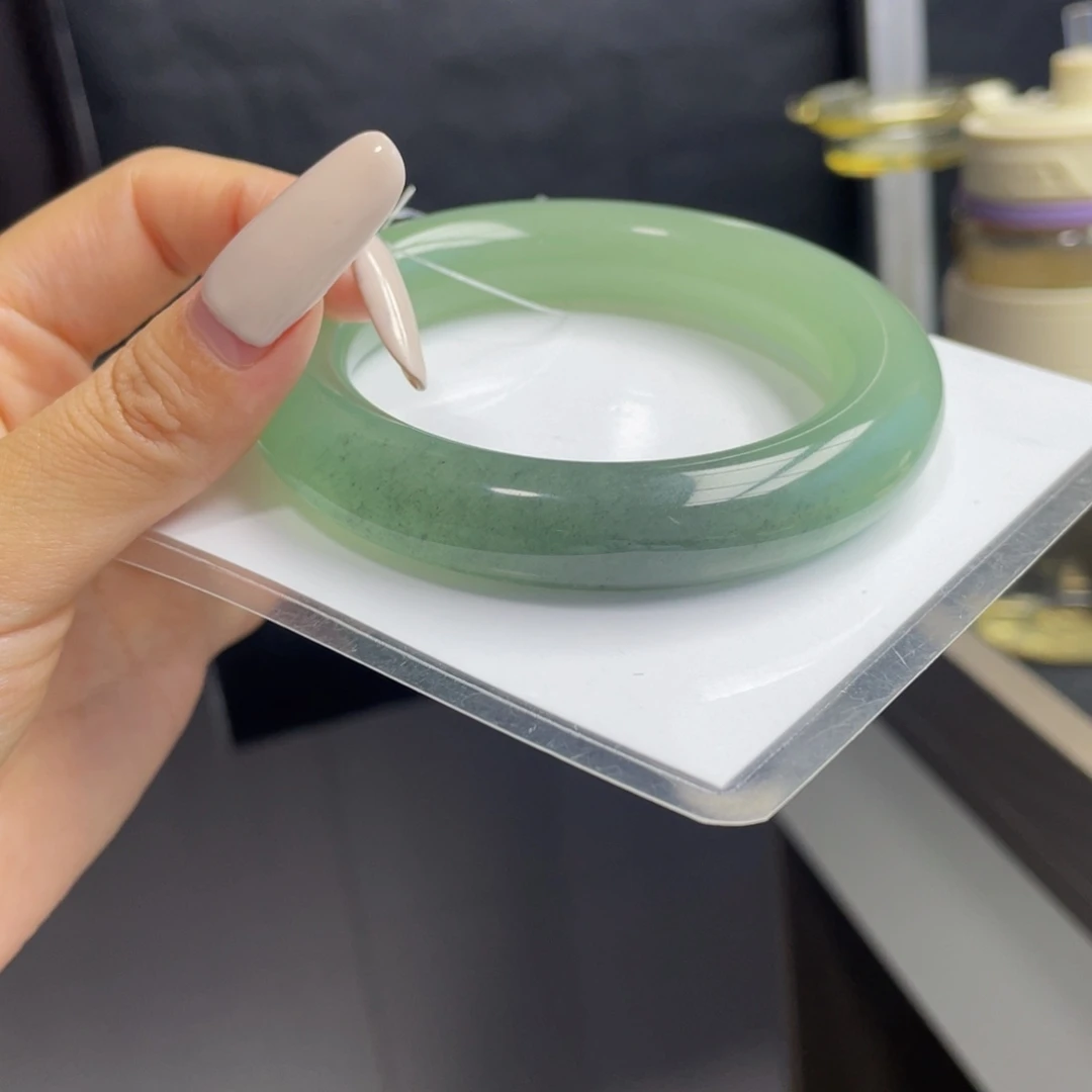 未镶嵌手镯石英质玉青*