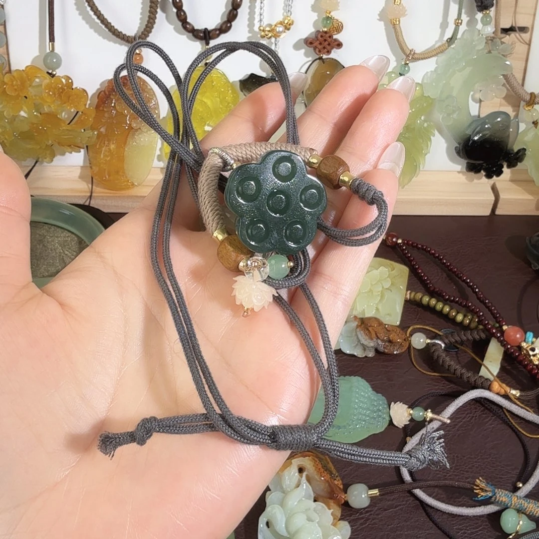 荔****蛇纹石玉未镶嵌颈饰