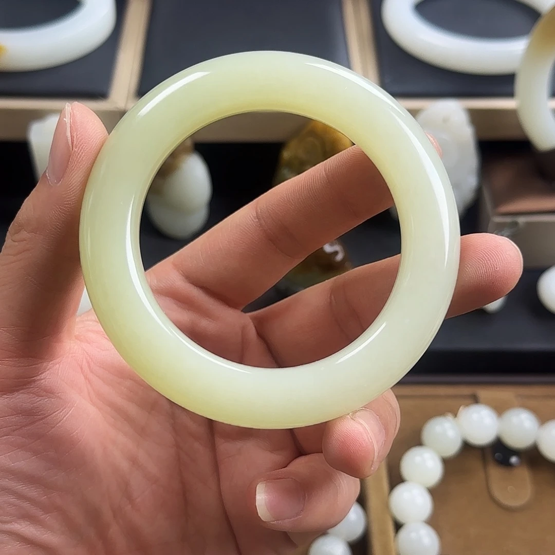 和田玉未镶嵌手镯薄荷奶绿