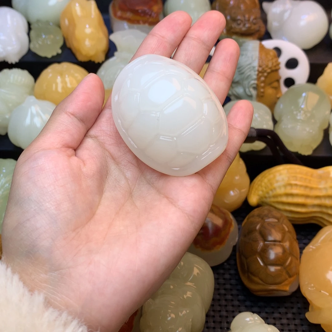 遇***！五彩石手把件冰白甲壳