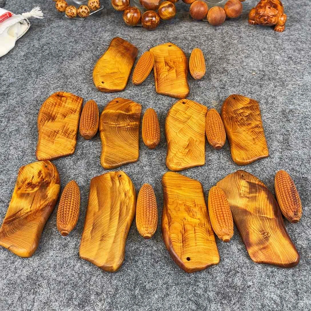 柏木（崖柏）龙胆刮痧片+小玉米把件