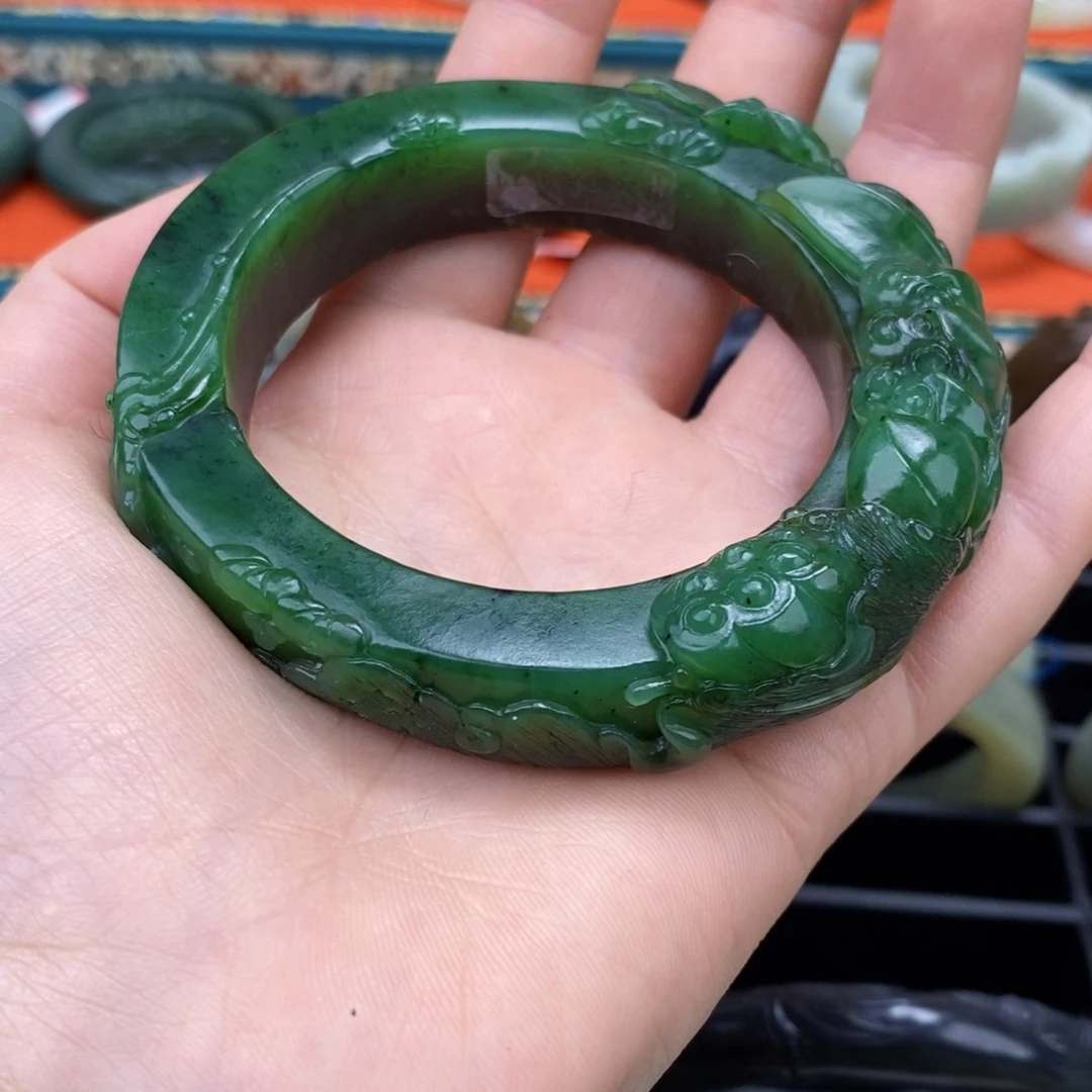 和田玉手镯未镶嵌成*