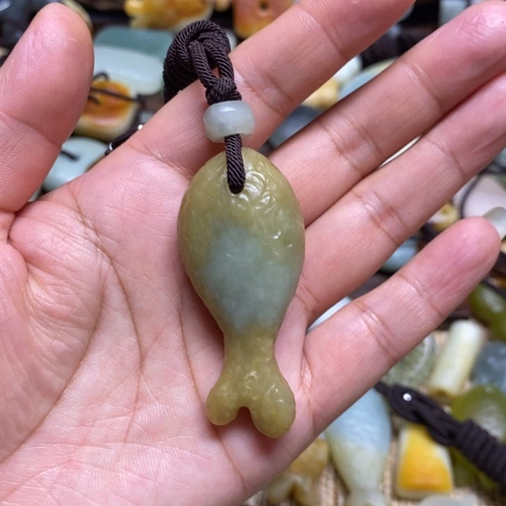 蛇纹石玉未镶嵌颈饰