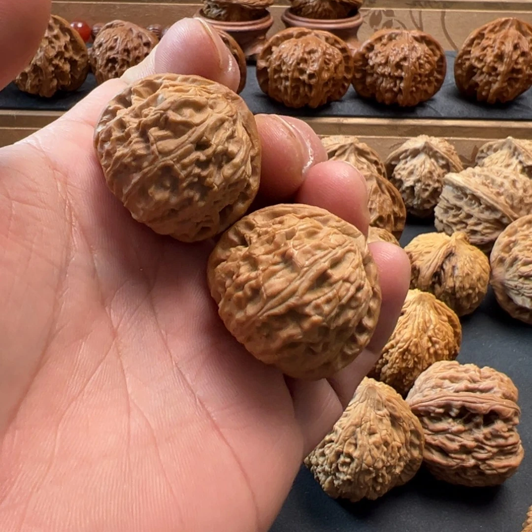 桃核吊坠文玩核桃，白狮子