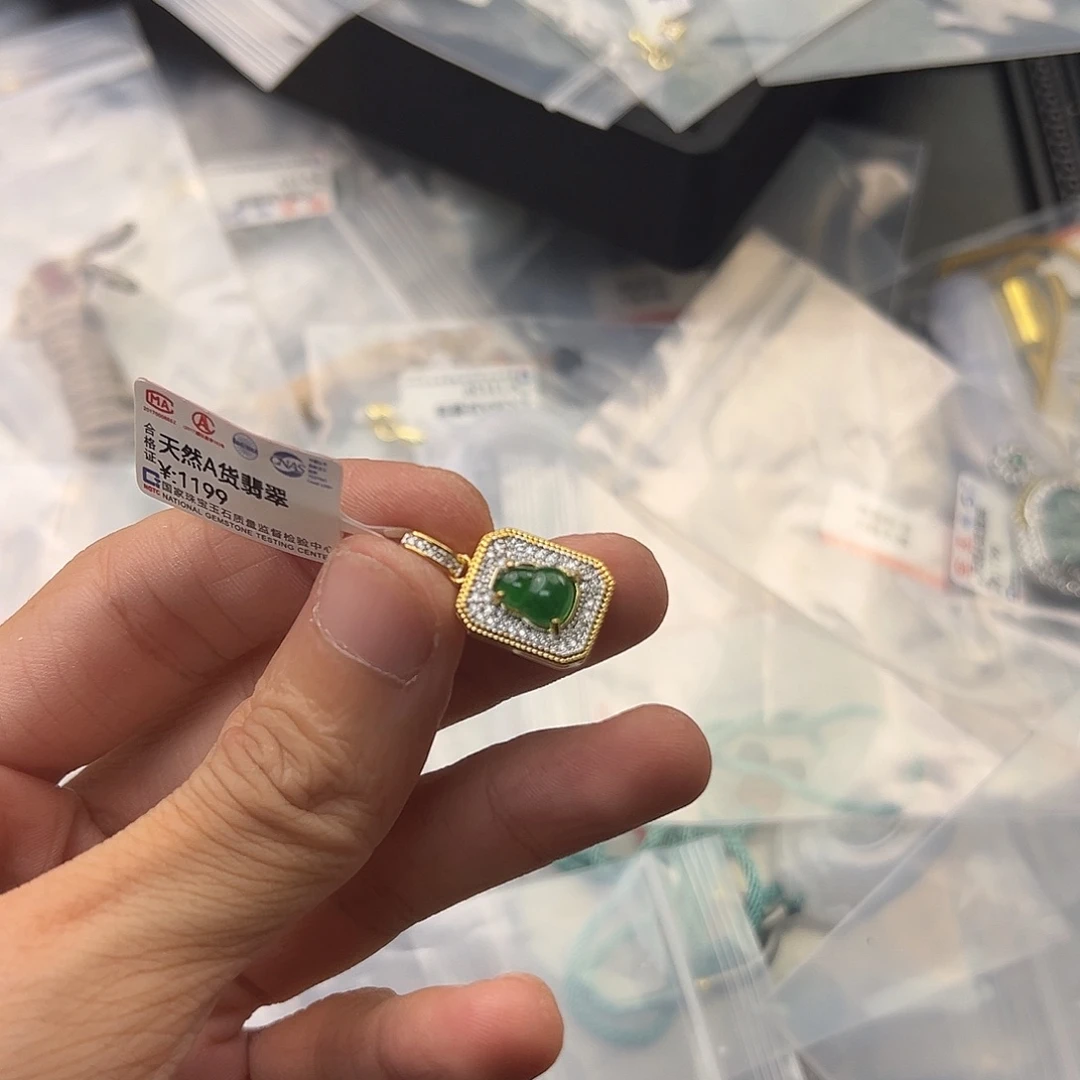 吊坠(赠链)未镶嵌翡翠葫芦