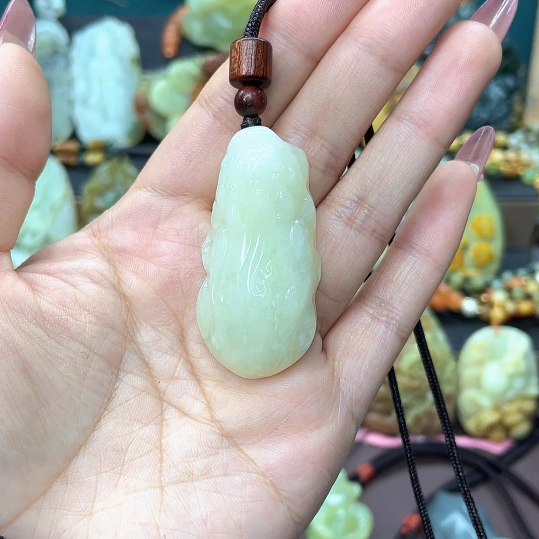 蛇纹石玉颈饰未镶嵌