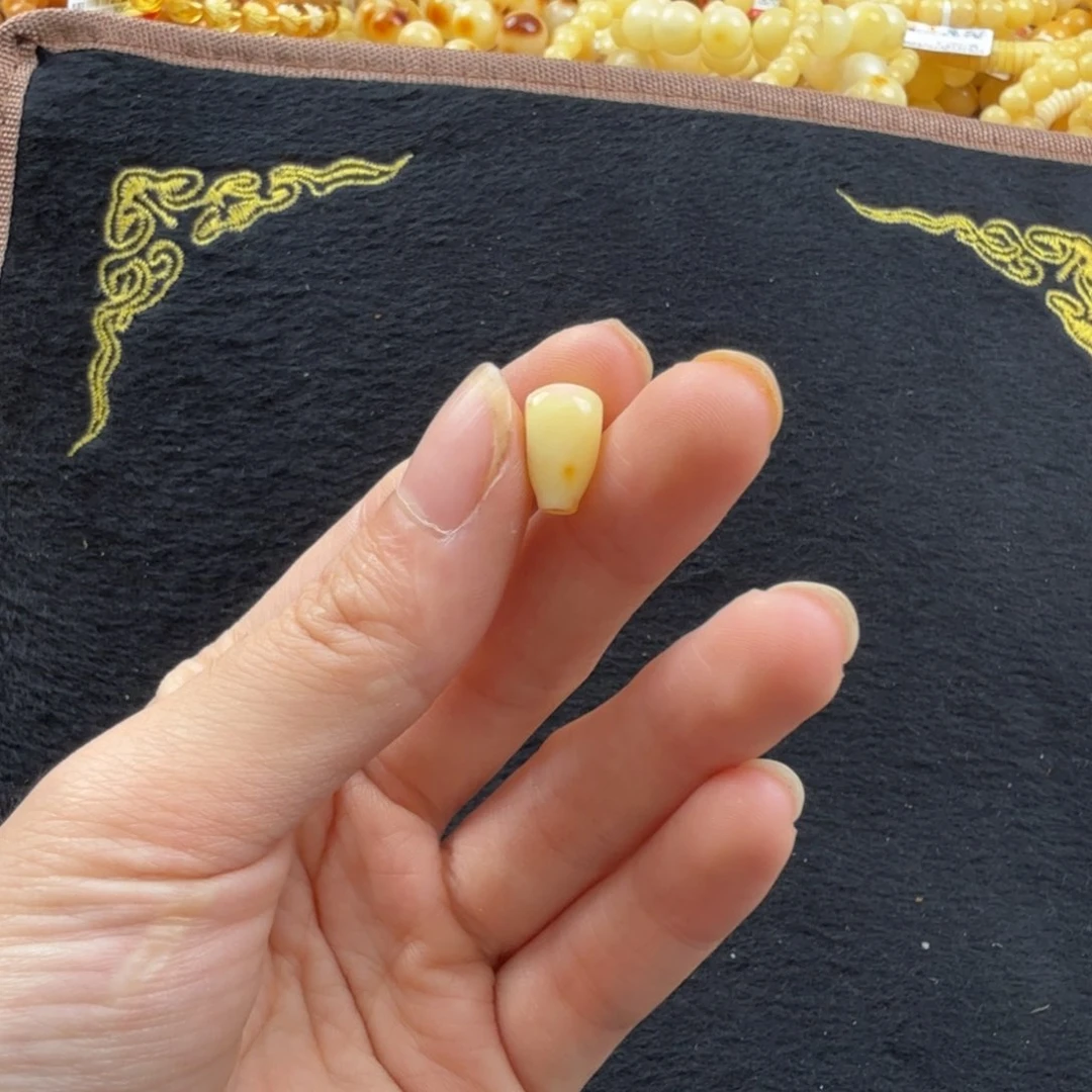未镶嵌琥珀珠宝奇石