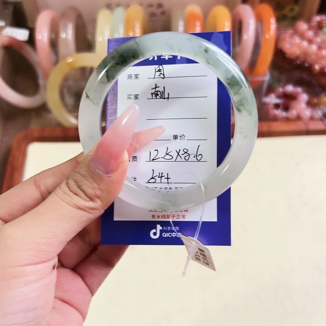 南***山石英质玉未镶嵌手镯