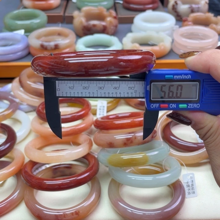 未镶嵌石英岩玉珠宝奇石