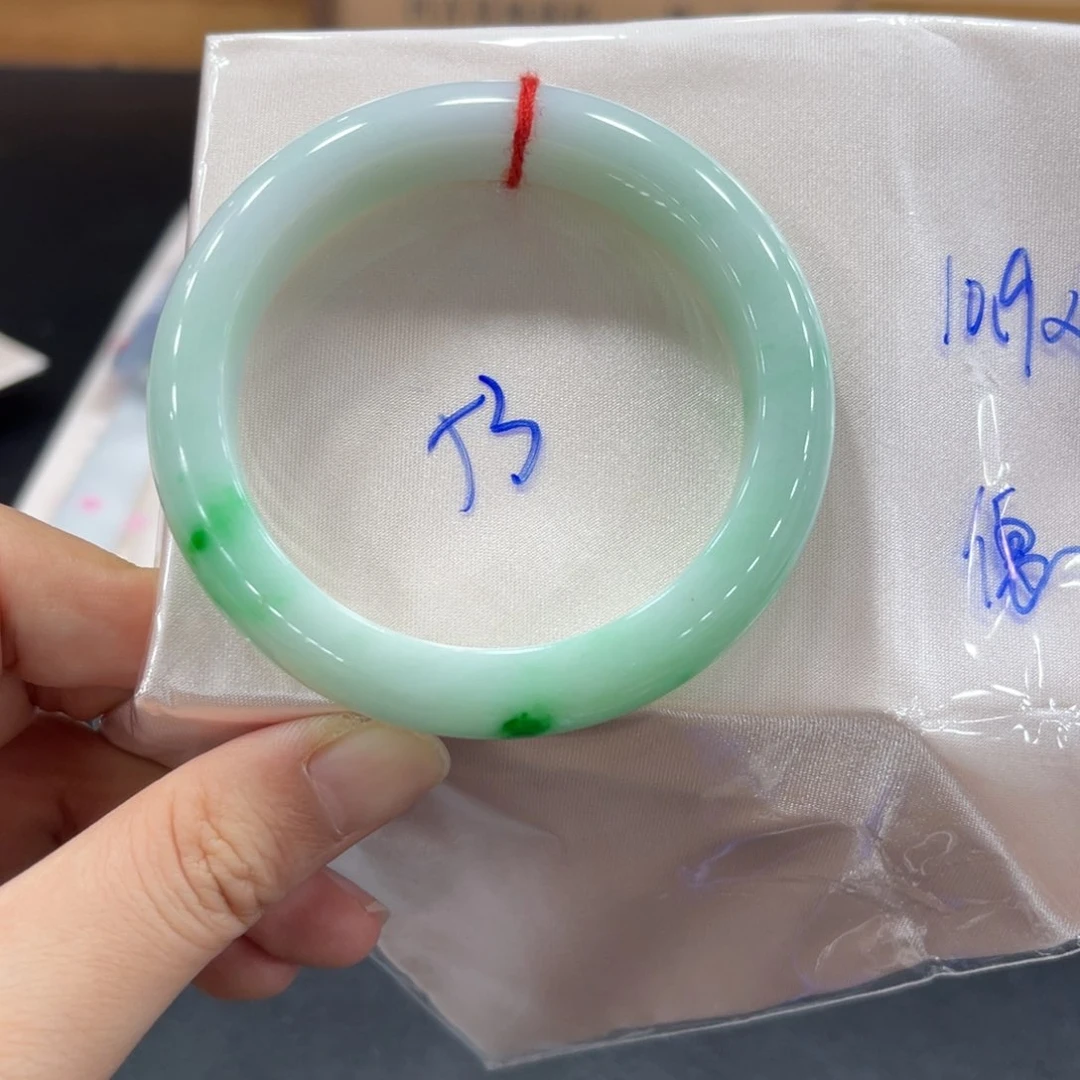 翡翠手镯未镶嵌翡翠