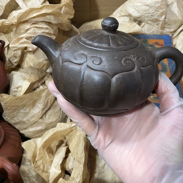 紫砂茶壶原矿泥料，手工制作一把紫砂壶。