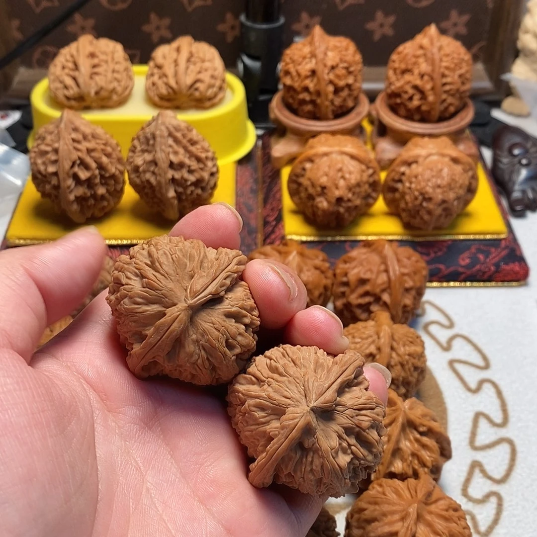 文玩核桃把件放漏白狮子