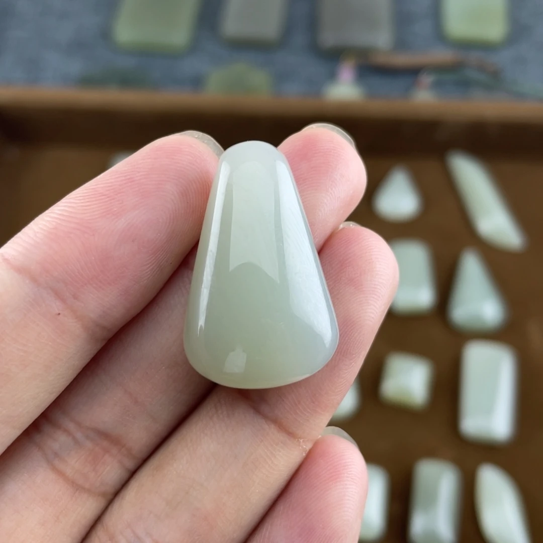 张***】颈饰未镶嵌和田玉