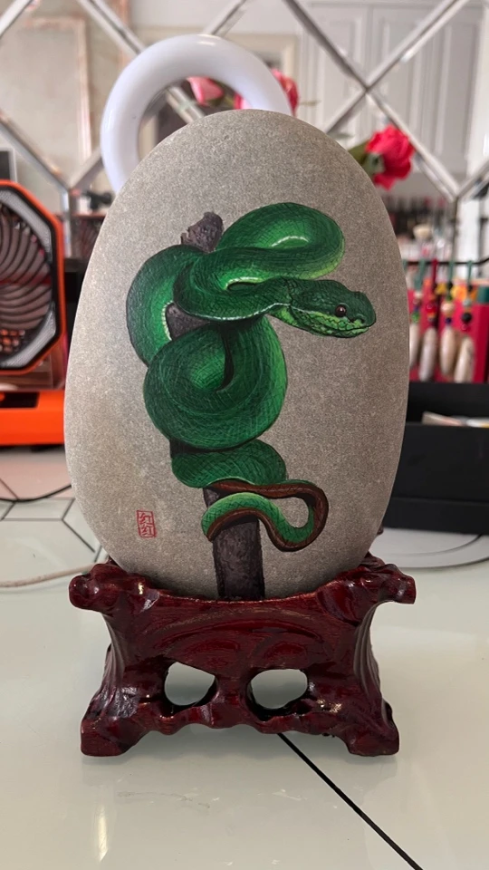 蛇石头画规格22厘米×16厘米左右，送底座不支持七天无理由