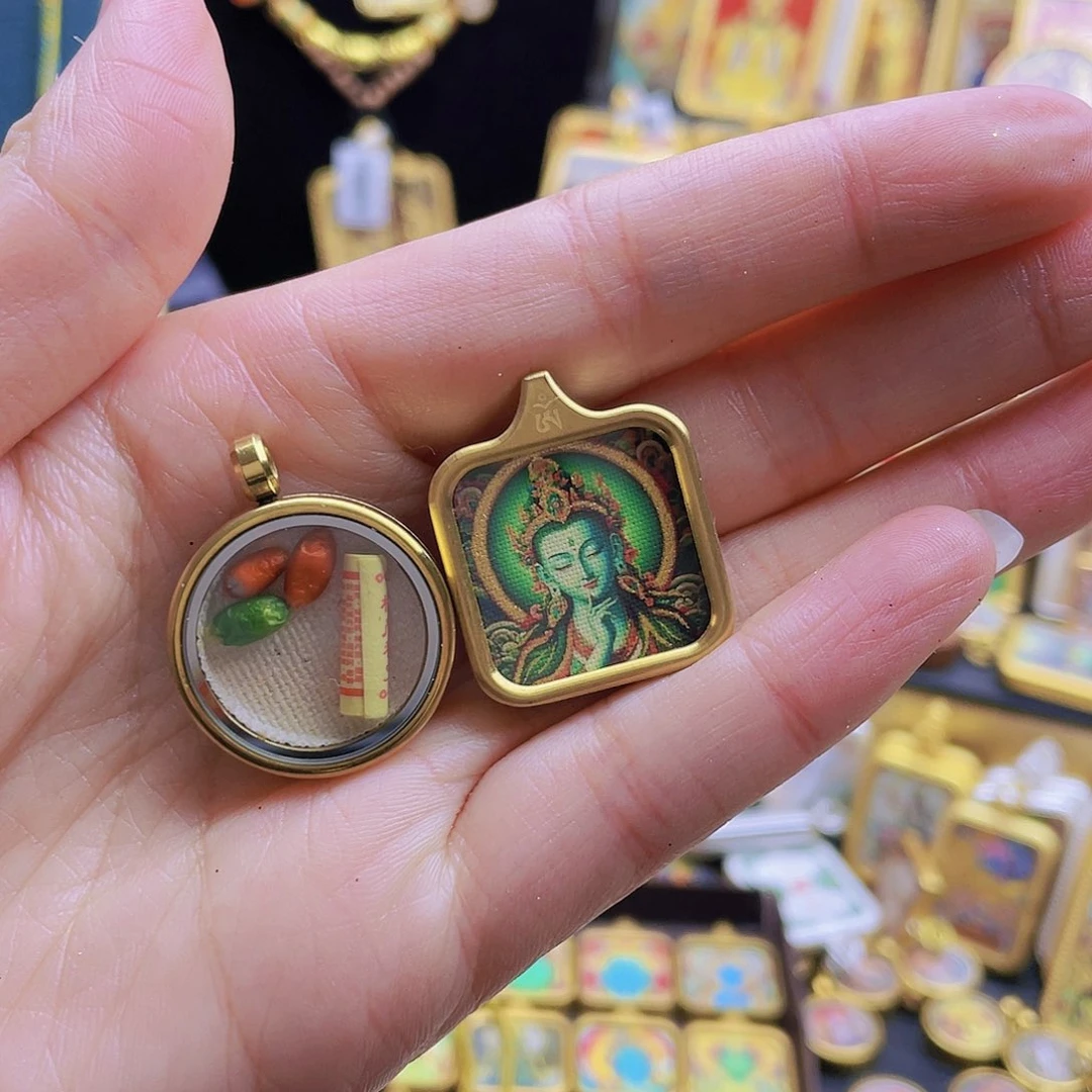 吊坠交**间唐卡等多种形式进行的艺术