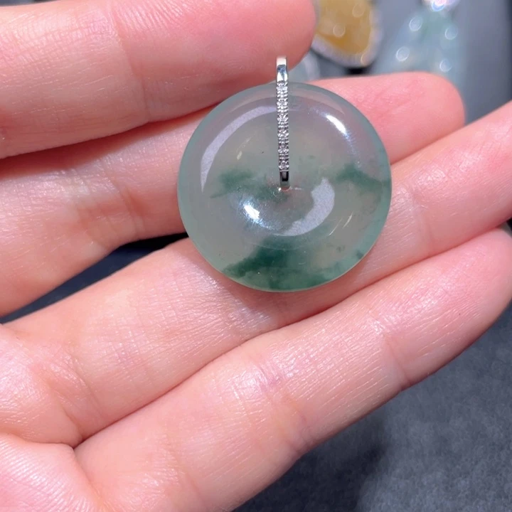 颈饰18K金镶嵌翡翠郭**姐翡翠