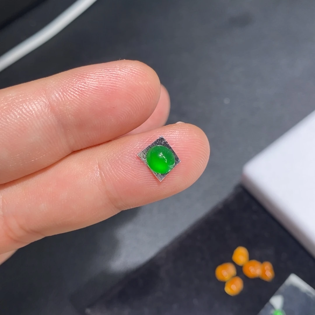 翡翠裸石阳绿蛋面1个