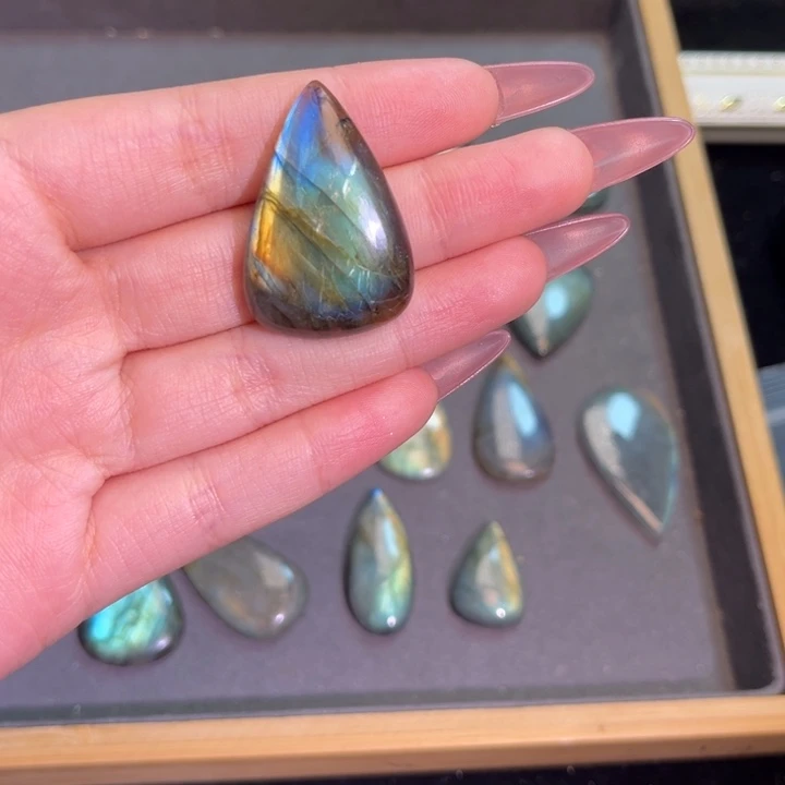 拉长石吊坠未镶嵌茶*鲨