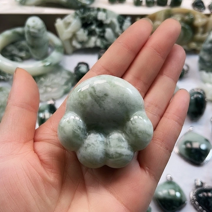 透闪石-蛇纹石玉未镶嵌颈饰