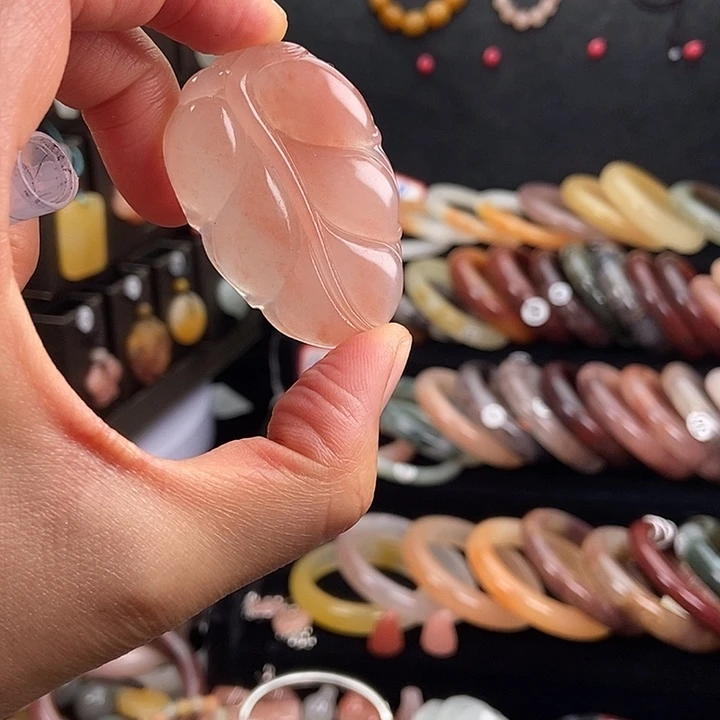 石英质玉未镶嵌颈饰