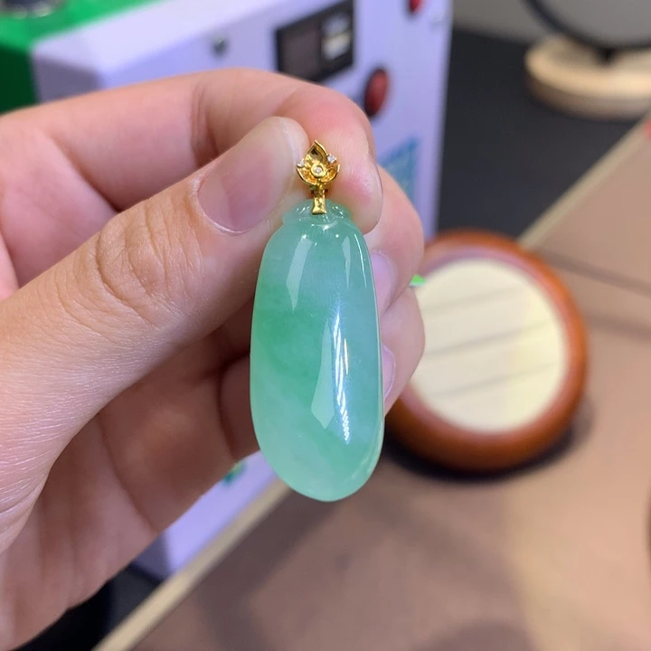 颈饰18K金镶嵌翡翠翡翠