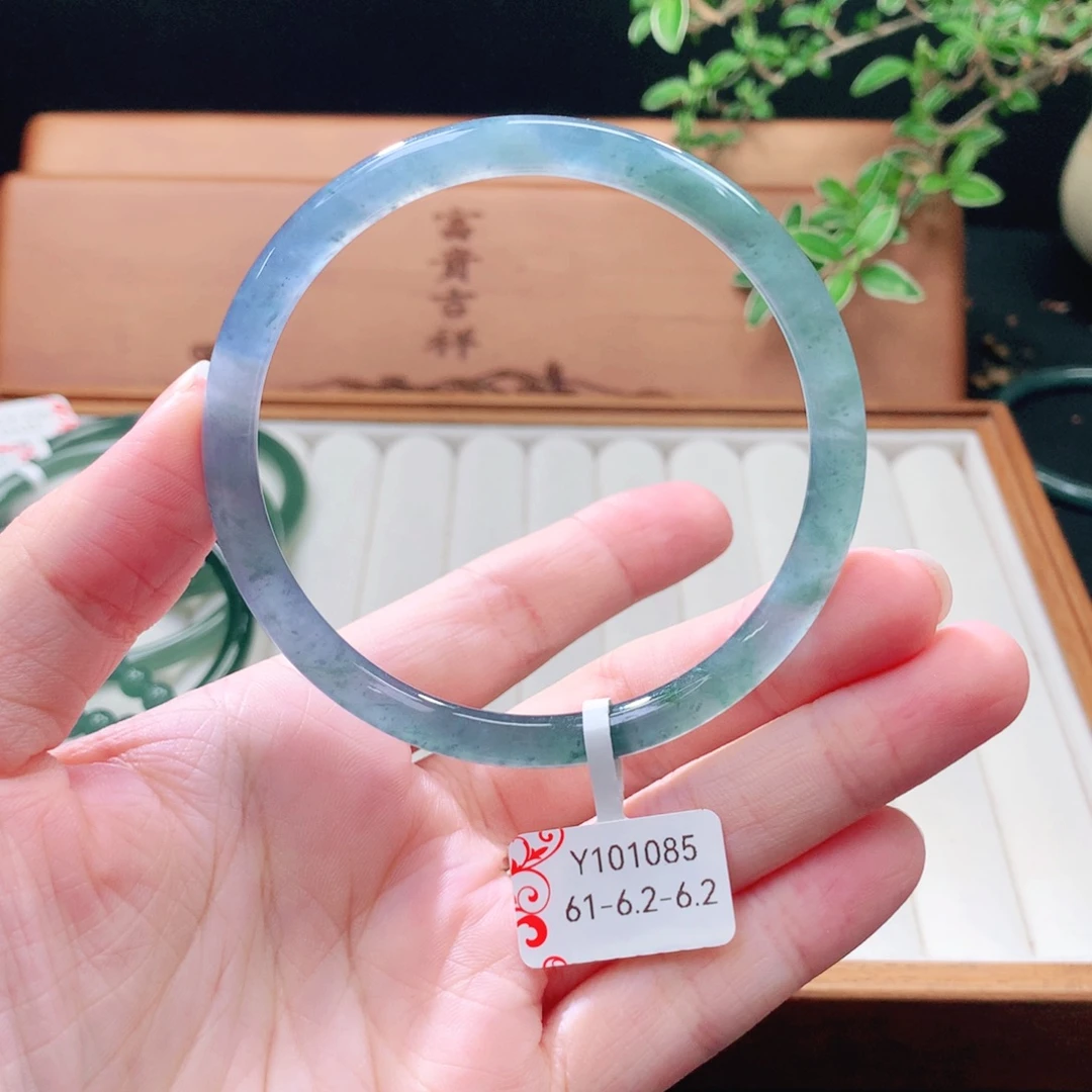 翡翠未镶嵌手镯（圆镯）
