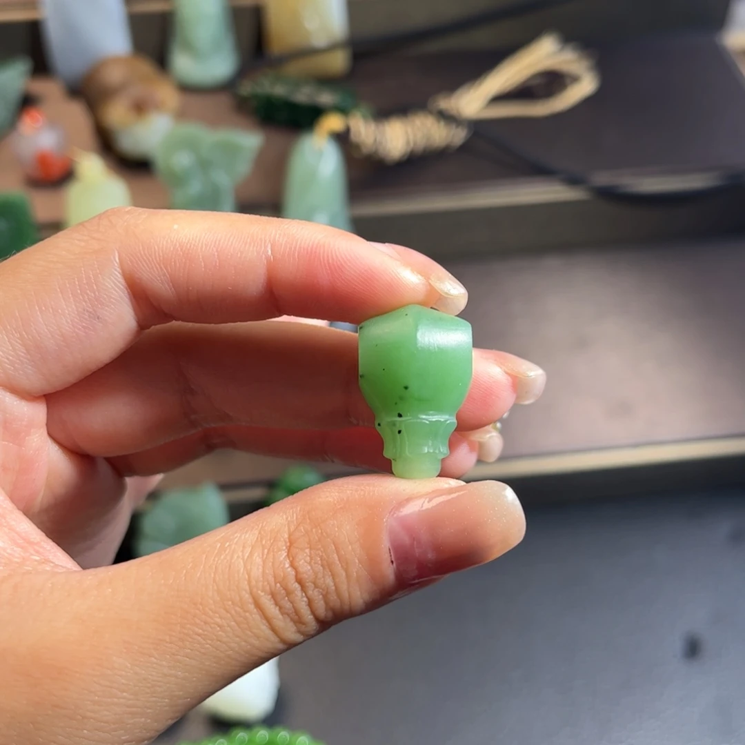 摸***儿和田玉未镶嵌颈饰