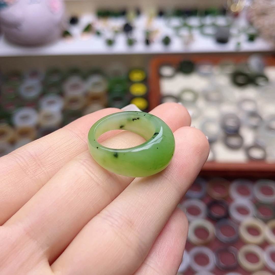 和田玉戒指未镶嵌17.2果阳绿馒头