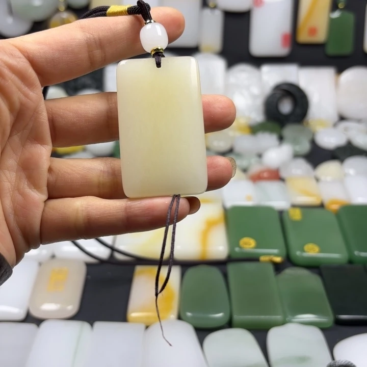 石英质玉（金丝玉）未镶嵌颈饰