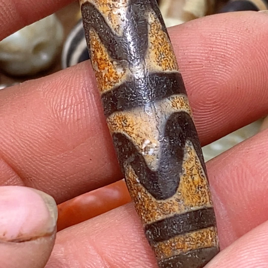 DIY琉璃珠子的颜色是蓝色的