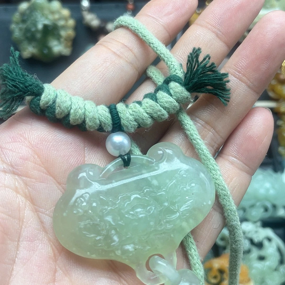 蛇纹石玉未镶嵌颈饰